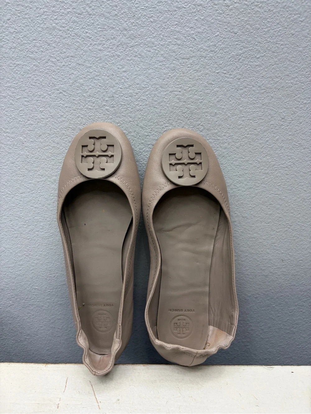 Tory Burch Beige Leather Mini Travel Flats Size 8